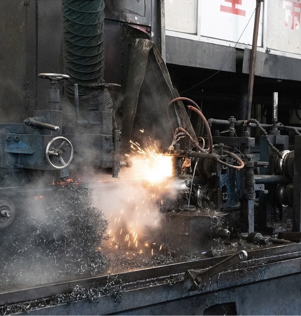 black‑welded‑pipe‑manufacturing‑cutting‑process‑factory‑sparks